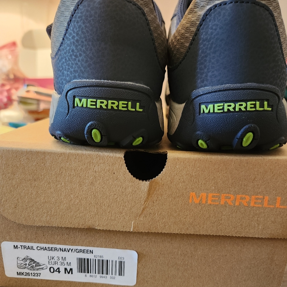 Merrell boys hiking shoes size 4M/35 new with box never worn